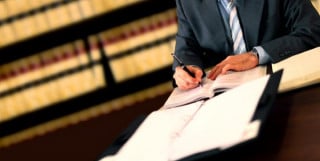 Avvocati: la prescrizione del diritto al pagamento degli onorari decorre dalla morte del cliente