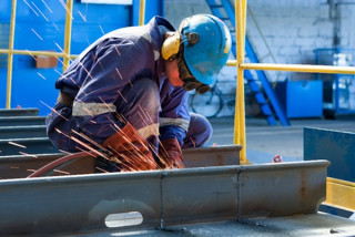 Cassazione: la tuta da lavoro è un dispositivo di protezione individuale che va fornito dal datore?