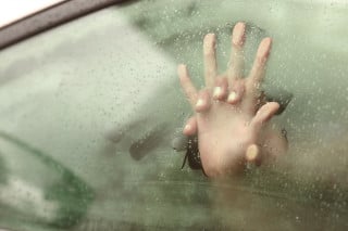 Sesso in auto con la prostituta: solo multa niente reato