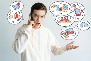 Va sospeso il padre che regala il cellulare al figlio ma non lo controlla?