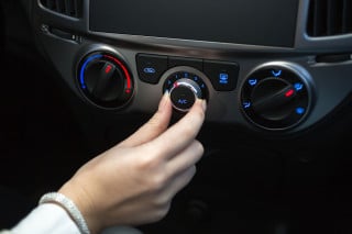 Sosta con l'aria condizionata accesa: multa fino a 435 euro