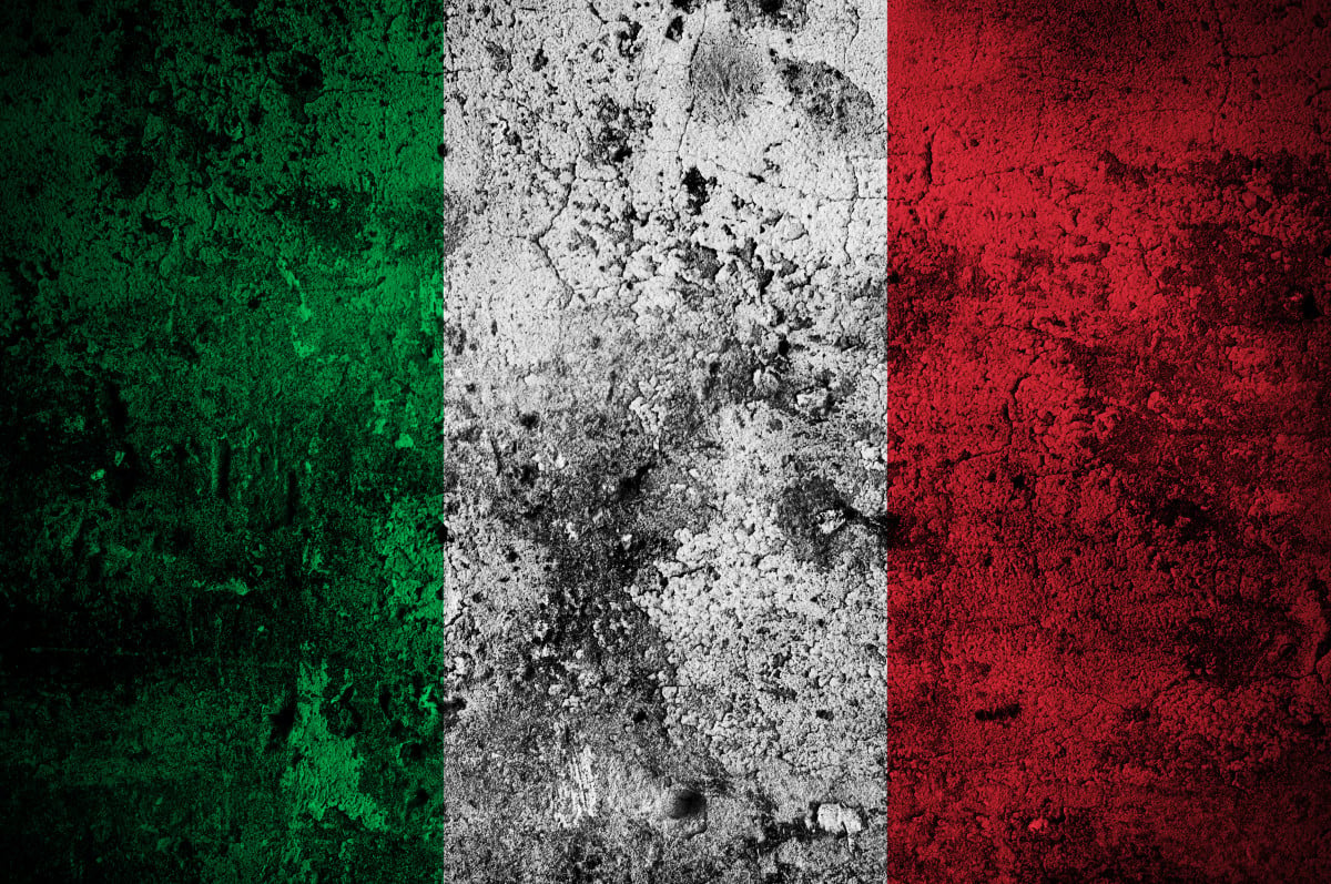 E' reato di vilipendio rappresentare una bandiera italiana spazzata via
