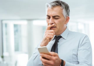 Cassazione: reato per il figlio che tempesta il padre di sms e mail