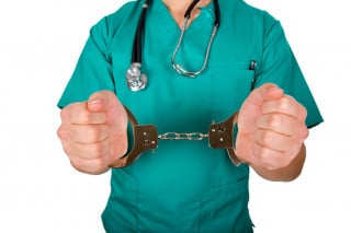 Responsabilità medica: più grave la pena per le lesioni colpose cagionate dal falso medico