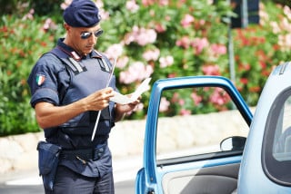 Cassazione: esibire un falso distintivo è sempre reato
