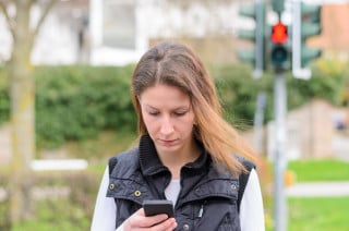 Incidente: pedone responsabile se attraversa mentre parla al cellulare