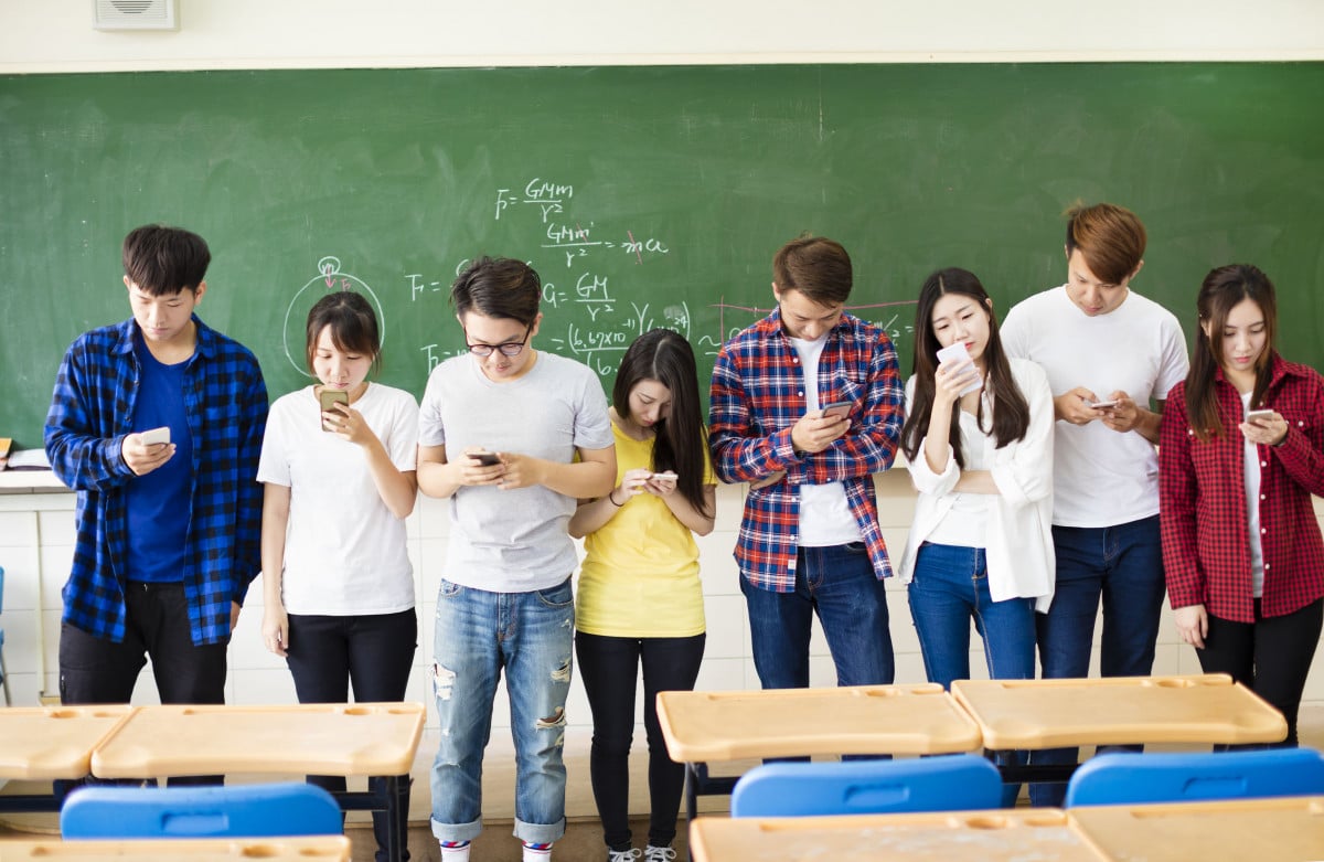 Scuola: via libera ai cellulari, ecco il decalogo del Miur