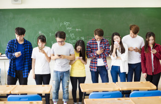 Scuola: via libera ai cellulari, ecco il decalogo del Miur