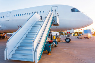 Caduta accidentale lungo la scaletta dell'aereo: la compagnia paga i danni
