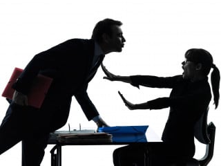 Molestie sessuali sul lavoro: vietato licenziare chi denuncia