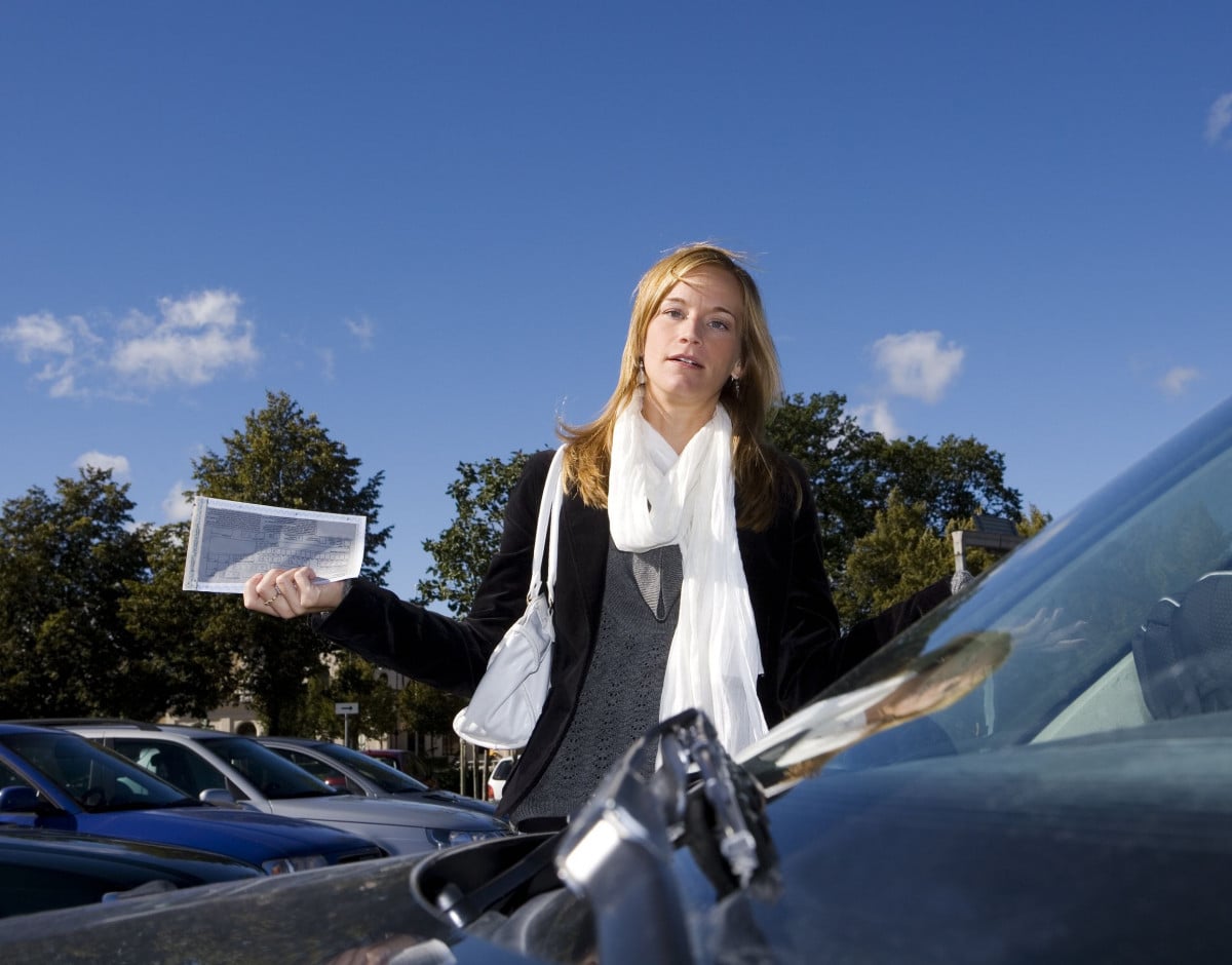 Multa strisce blu: è valida se non ci sono parcheggi gratis in zona?