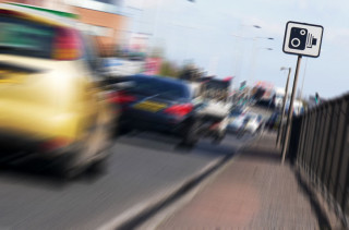Multa eccesso di velocità annullata se l'autovelox mobile non è visibile