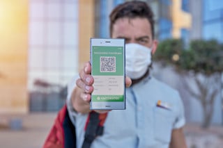 Licenziato il lavoratore che esibisce il green pass di un altro