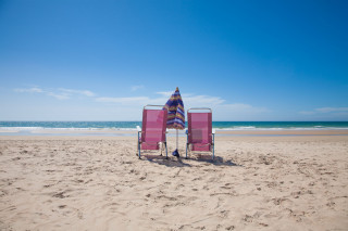 Ombrellone lasciato in spiaggia? Multa e anche reato