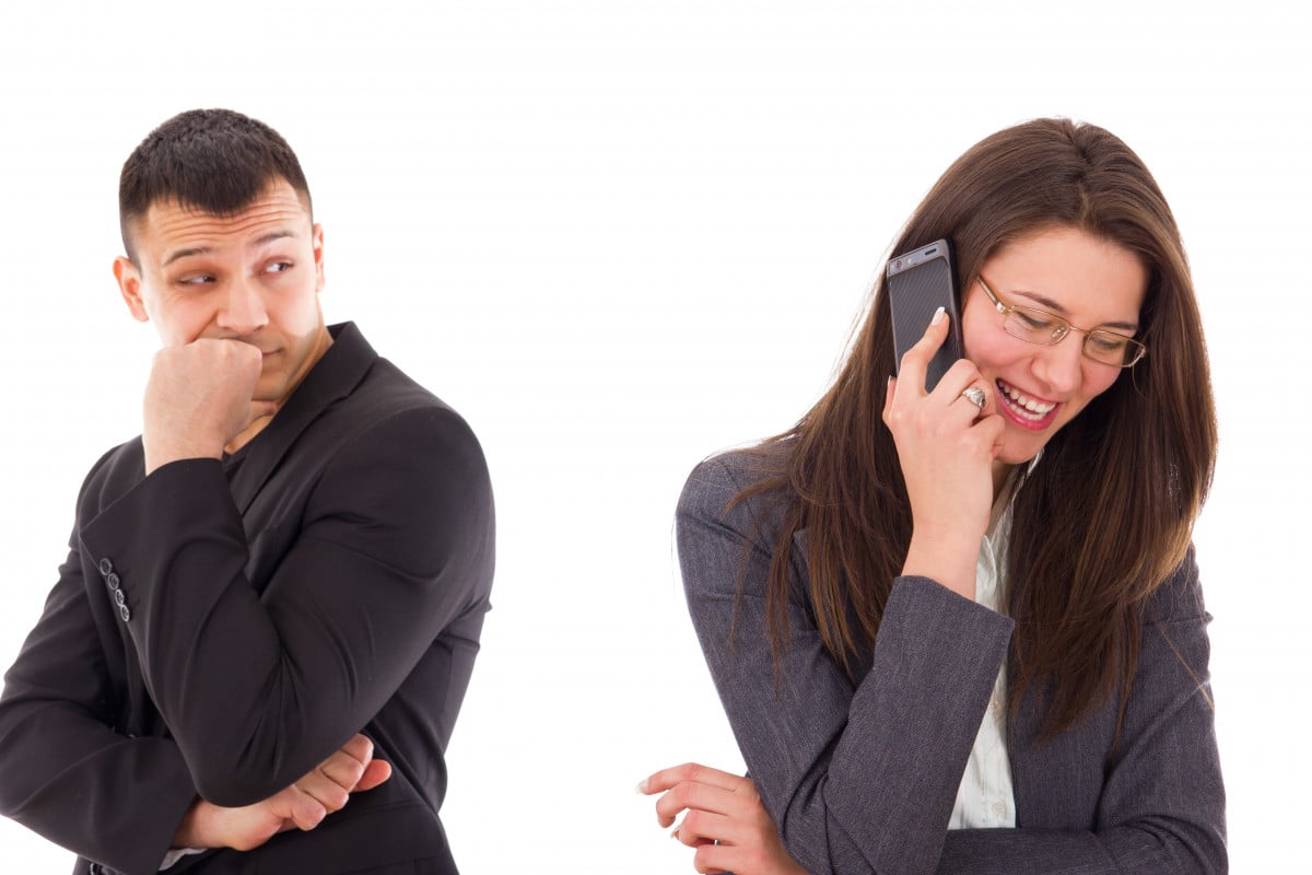 Molestie per il marito che ascolta le telefonate della moglie