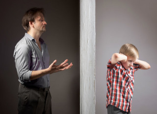 Responsabilità aggravata per il padre che nasconde il patrimonio per non mantenere i figli