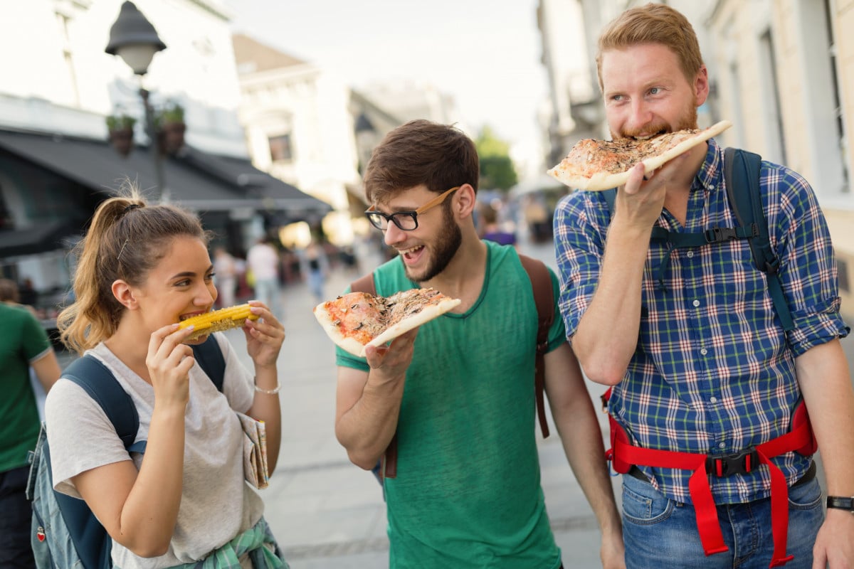 Multa a chi mangia per strada: in quali comuni?