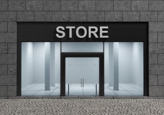 Cassazione: danneggiare la porta del negozio non è reato
