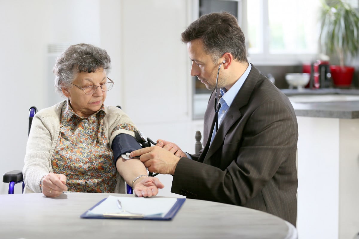 Medico di famiglia: obbligato a visitare a domicilio?