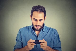 Tradimento: il marito incastra la moglie fedifraga con gli sms