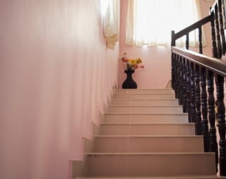 Se il condominio apre un nuovo accesso con scale, devono pagare tutti
