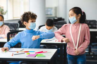Mascherina illegittima a scuola se i banchi sono distanziati