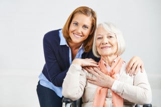 Caregiver: in arrivo nuove agevolazioni per chi assiste i familiari