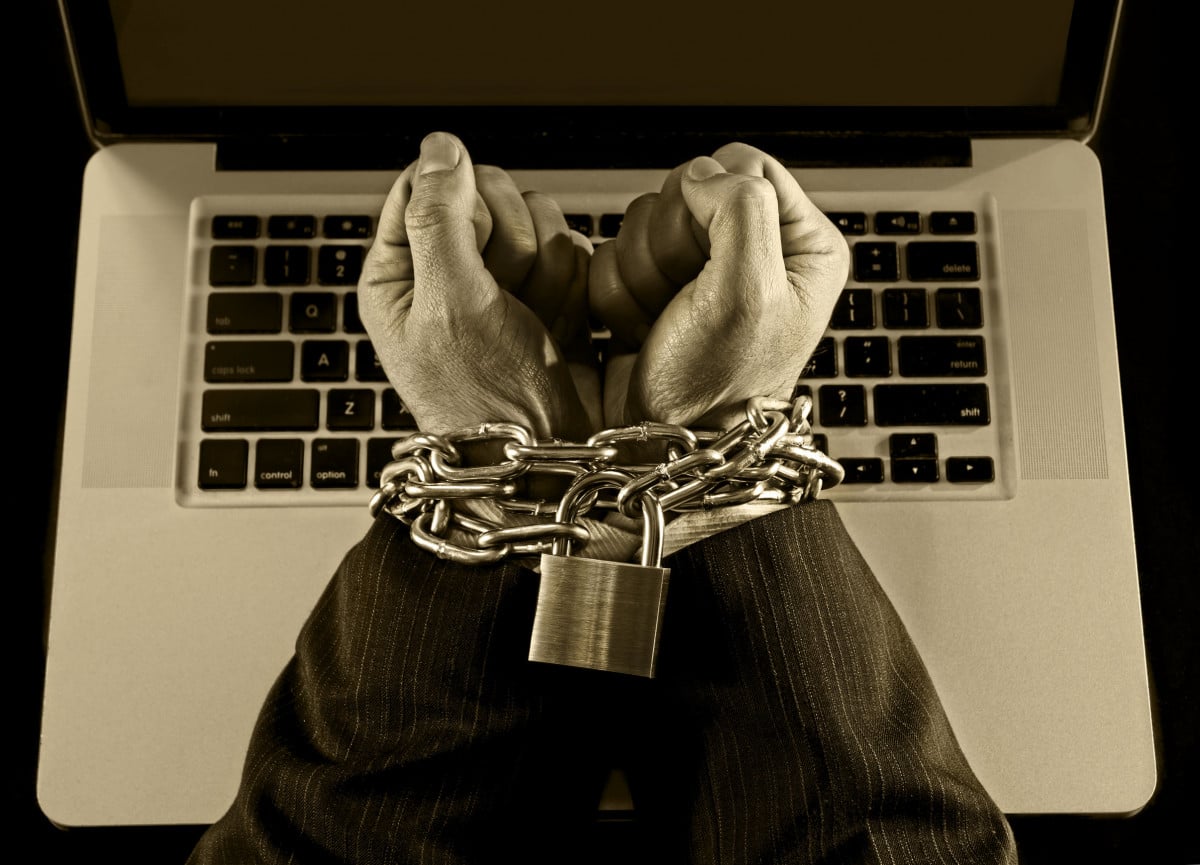Niente Facebook per chi è agli arresti domiciliari