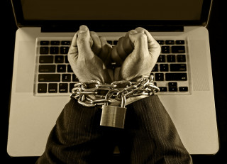Niente Facebook per chi è agli arresti domiciliari
