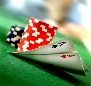Giocare a carte a Natale: attenti a non esagerare! Si rischia anche l'addebito della separazione!