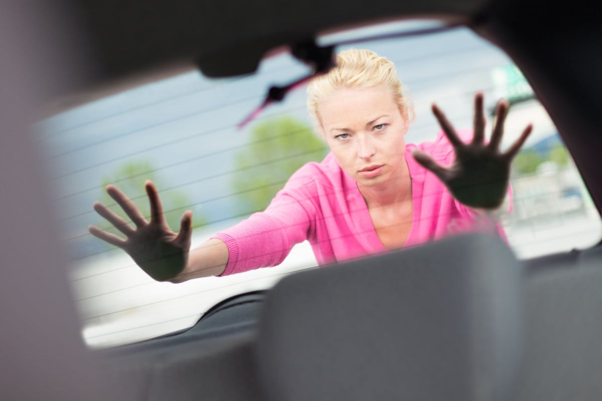 È reato costringere qualcuno a salire in auto