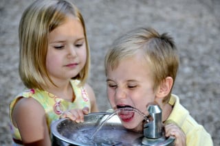 Acqua: 50 litri gratis al giorno e tariffa sociale