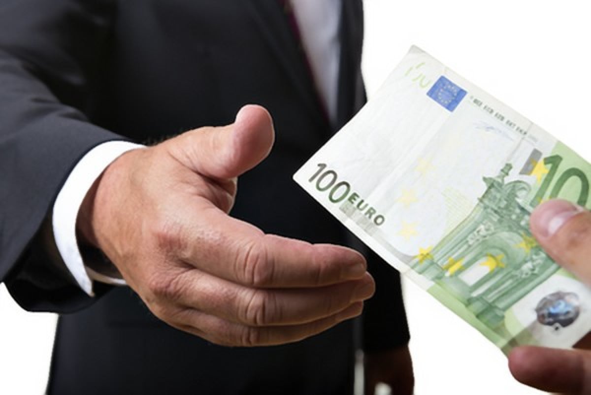 Peculato e non truffa se l'impiegata intasca i soldi delle multe