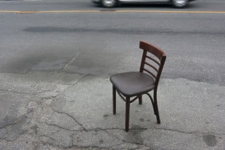 Multa fino a 674 euro per chi occupa il parcheggio con una sedia