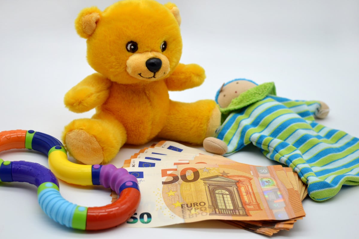 Mantenimento figli: le spese di viaggio del padre possono incidere