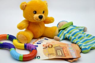 Mantenimento figli: le spese di viaggio del padre possono incidere