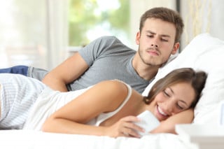 Separazione: niente addebito per la moglie beccata a tradire su Facebook