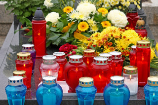 Reato di vilipendio togliere fiori da una tomba