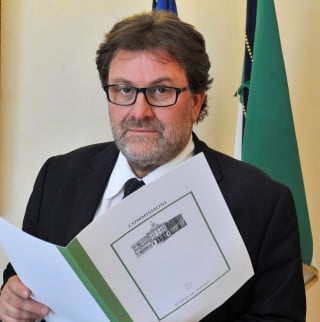 Cellulare alla guida: Meta, ritiro patente e multe fino a 1.200 euro entro fine anno