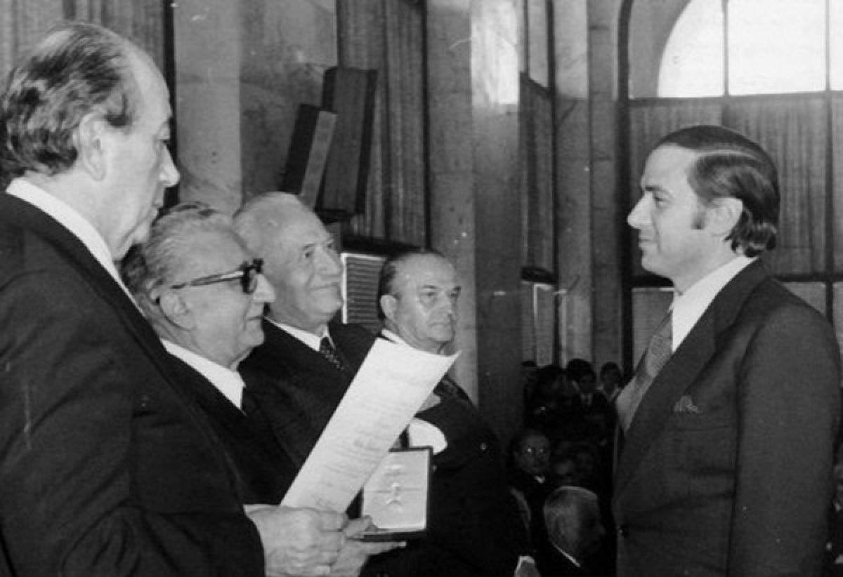 Berlusconi si è auto sospeso ma giuridicamente continua a essere Cavaliere. Vediamo perché