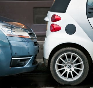Cassazione: parcheggiare troppo vicino a un'altra auto è reato