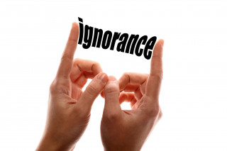 Dare dell'ignorante al collega è reato