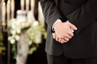 Avvocato si cancella dall'albo per fare il becchino