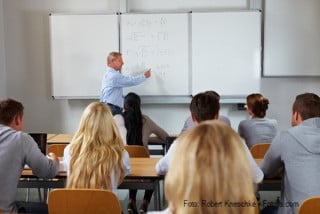 Scuola: 3 in fisica nel “doppio registro” del Prof, se l'alunno è assente è falso ideologico