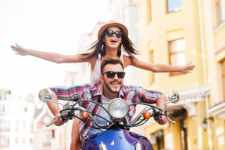 Passeggero non indossa il casco: paga anche il conducente