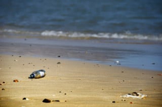 Se le canne da pesca disturbano i bagnanti sulla spiaggia, il pescatore è soggetto a sanzioni