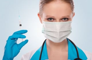 E' legge lo scudo penale per il medico che vaccina