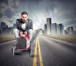Guida senza patente, la Cassazione ricorda che non è più reato