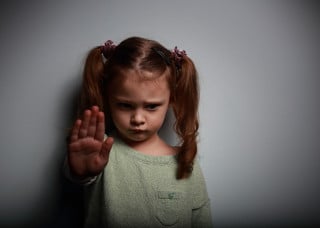 Baciare sulle labbra una bambina è reato