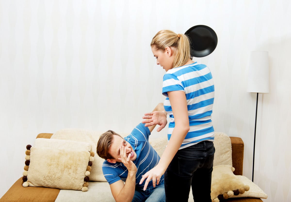 Padella in testa al partner? Reato aggravato